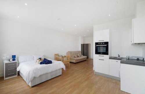 Borehamwood Apartment | Great Private Studio with Parking