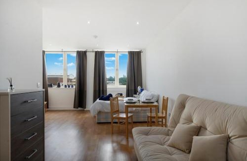 Borehamwood Apartment | Great Private Studio with Parking