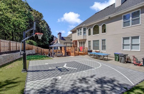 Roswell House | Great spacious home with great entertainment!