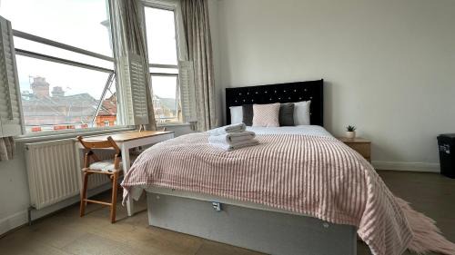 Shepherd's Bush Apartment | Great Studio Sheperds Bush