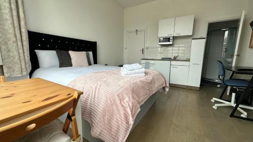 Shepherd's Bush Apartment | Great Studio Sheperds Bush