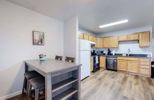 Brighton Apartment | Great Two King-Bed Rooms Near Airport | Ideal Stay!