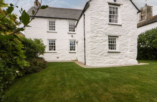 Crantock Cottage | GREAT WESTERN FARMHOUSE, pet friendly, with hot tub in Crantock