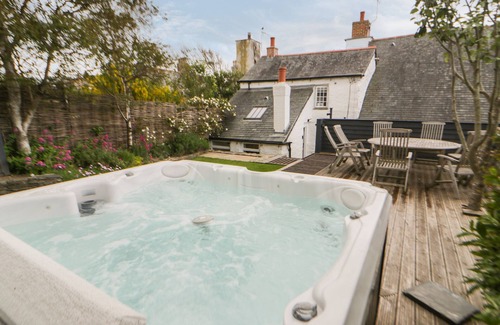 Crantock Cottage | GREAT WESTERN FARMHOUSE, pet friendly, with hot tub in Crantock