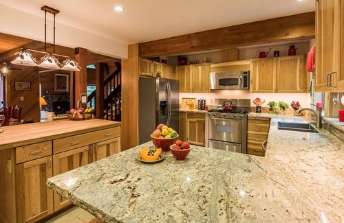 Truckee Cabin | Green Gables Mountain Lodge - Wood Burning Fireplace - Sleeps 8-12 Ping Pong