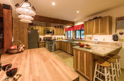 Truckee Cabin | Green Gables Mountain Lodge - Wood Burning Fireplace - Sleeps 8-12 Ping Pong