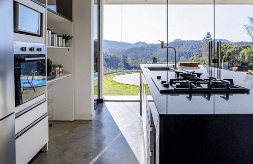 Camboriu House | Green Hill - Nature site with lake and swimming pool