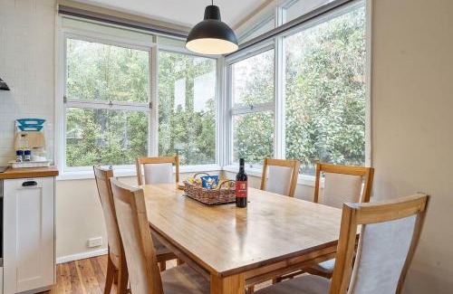 Wentworth Falls House | Green Leaf Retreat - PETS ALLOWED - FREE PARKING - FAMILY FRIENDLY - CLOSE TO KATOOMBA AND ALL MOUNTAIN ATTRACTIONS!