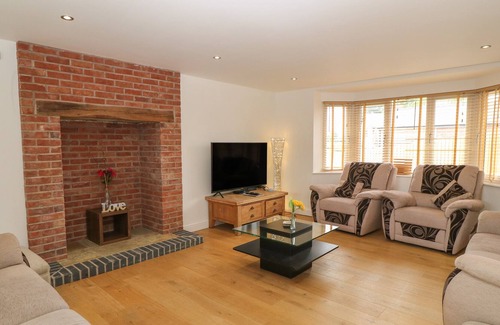 Forden Cottage | GREENFIELDS COTTAGE, pet friendly, with a garden in Montgomery