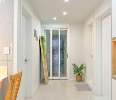 Inheon Apartment | #GreenLine House #Remodeled #6 Guests #2nd Subway Line #1st Floor