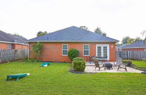 Grovetown House | Greenside Getaway | Pet Friendly with Yard, Firepit, WiFi & Netflix