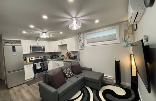 Regina House | Greensville Cozy 1 Bedroom , 2 bed spacious Suite, feels just like home