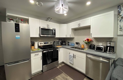 Regina House | Greensville Cozy 1 Bedroom , 2 bed spacious Suite, feels just like home