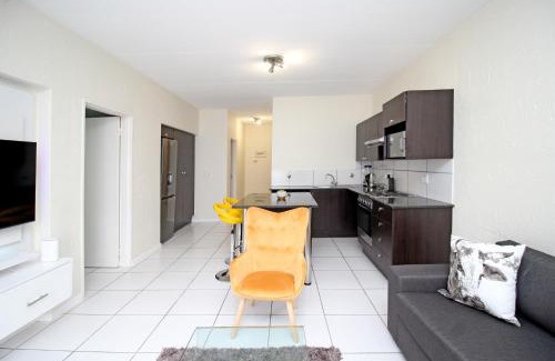 Greater Johannesburg Metropolitan Area Apartment | GREENWICH 2 bedroom 2 bath serv apart with 24hrs electricity