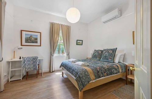 Bathurst House | Greenwood Cottage - Close to CBD, Leafy Backyard