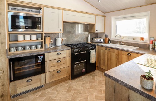 Warton Cottage | GRESSINGHAM 7, family friendly, with pool in Carnforth