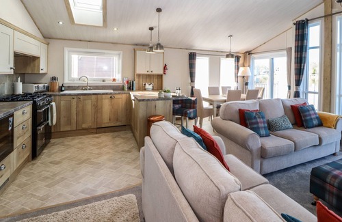 Warton Cottage | GRESSINGHAM 7, family friendly, with pool in Carnforth