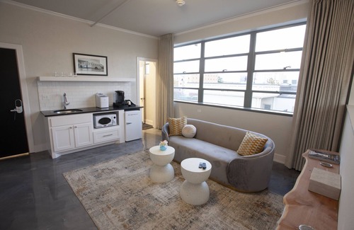 Tyler Hotel | Greyhound Inn - Deluxe King Suite