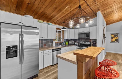 Stowe Area Apartment | Griffin Chalet 4 ~ mile to Stowe