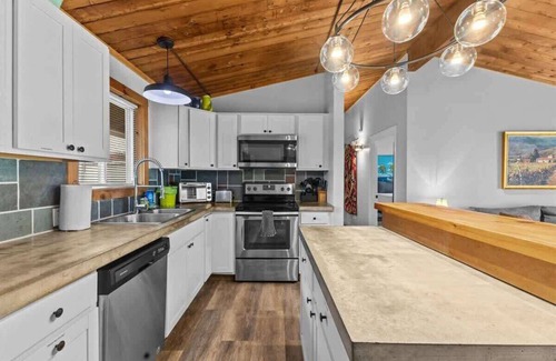 Stowe Area Apartment | Griffin Chalet 4 ~ mile to Stowe