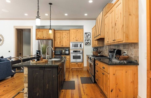 Gainesville House | Griffin Getaway, Spacious Lakehouse Backyard Firepit/Patio Fireplace/Grill. Family Friendly!