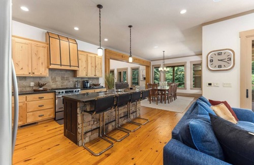Gainesville House | Griffin Getaway, Spacious Lakehouse Backyard Firepit/Patio Fireplace/Grill. Family Friendly!