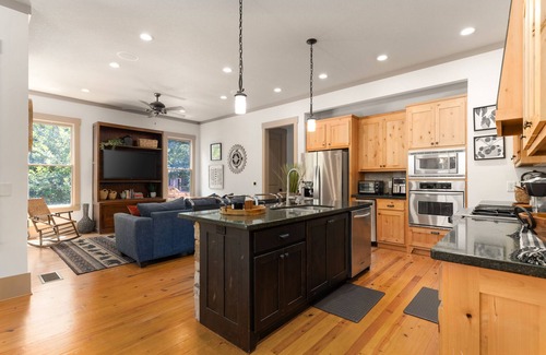 Gainesville House | Griffin Getaway, Spacious Lakehouse Backyard Firepit/Patio Fireplace/Grill. Family Friendly!
