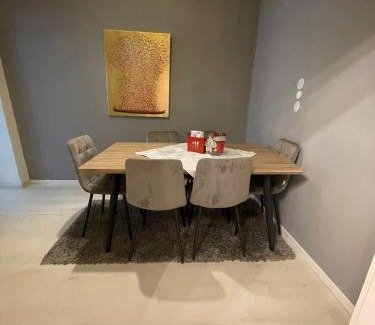 Funfhaus Apartment | Großzügiges 85m2 City-Apartment - 2 Schlafräume, Hundefreundlich, Westbahnhof Nähe T4