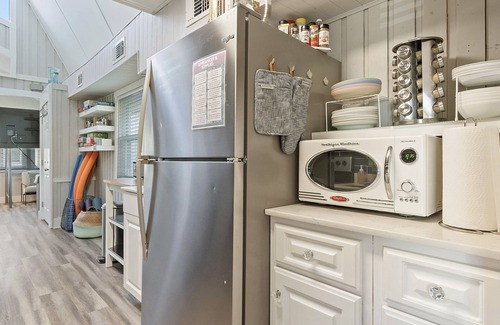 Vacation Village House | Groovy, Family-Friendly A-Frame: 30-40 min to Disney and Universal theme parks