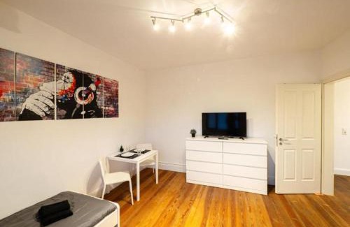 Ahrensburg Apartment | Grosse-Monteurwohnung-in-Villa-4-Zimmer-WLAN-TV-Kueche-Ahrensburg-Naehe-Hamburg-OD06b