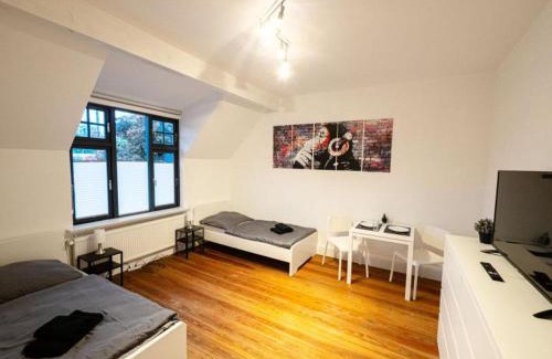 Ahrensburg Apartment | Grosse-Monteurwohnung-in-Villa-4-Zimmer-WLAN-TV-Kueche-Ahrensburg-Naehe-Hamburg-OD06b