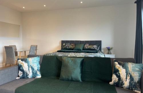 St Albans Apartment | Grosvenor Rd Studio - Sleeps 4 Pet Friendly WiFi
