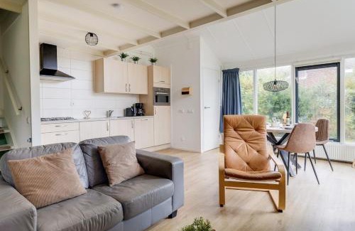 Zwiggelte House | Grote Bonte Specht I Moderne Bungalow aan Bosrand