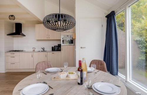 Zwiggelte House | Grote Bonte Specht I Moderne Bungalow aan Bosrand