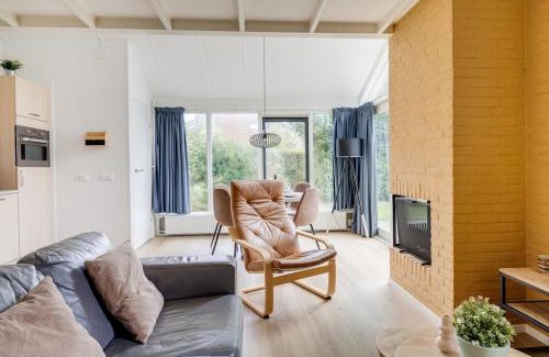 Zwiggelte House | Grote Bonte Specht I Moderne Bungalow aan Bosrand