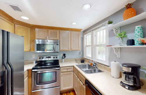 Flamingo Parks Apartment | Ground-floor apt near downtown & beach with patio, streaming, W/D, central AC