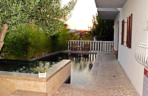 Okrug Donji Apartment | Ground floor apartment with a private pool