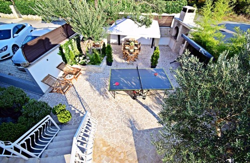 Okrug Donji Apartment | Ground floor apartment with a private pool