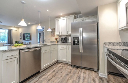 Shepherdsville Apartment | ground level flat with washer-dryer & easy parking