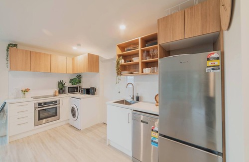 Redcliffs House | Group-Friendly Retreat - Ocean View, Free Parking