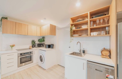 Redcliffs House | Group-Friendly Retreat - Ocean View, Free Parking