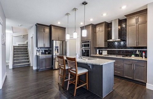 Southeast Edmonton House | Group Getaway w/Yard | Sleeps 13 | Near YEG Airpt!