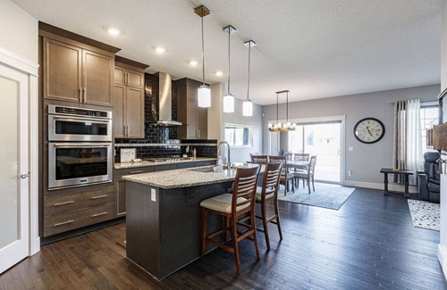Southeast Edmonton House | Group Getaway w/Yard | Sleeps 13 | Near YEG Airpt!