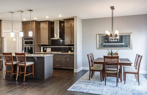 Southeast Edmonton House | Group Getaway w/Yard | Sleeps 13 | Near YEG Airpt!