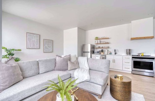 Humboldt Apartment | Group-Ready Luxury 6BR Private Floor Sleeps 12