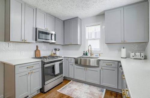 Midtown House | Group Stay: KingBeds l Arcade l FirePit l Yard I 5mins CWS, CHI Arena, Creighton