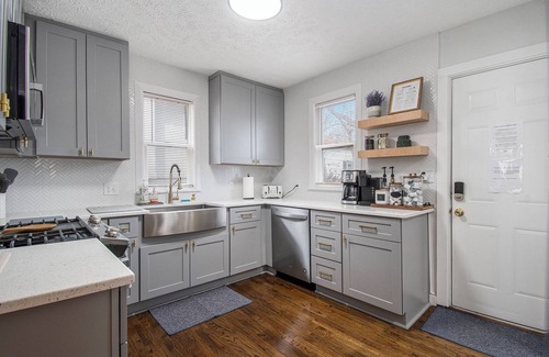 Midtown House | Group Stay: KingBeds l Arcade l FirePit l Yard I 5mins CWS, CHI Arena, Creighton