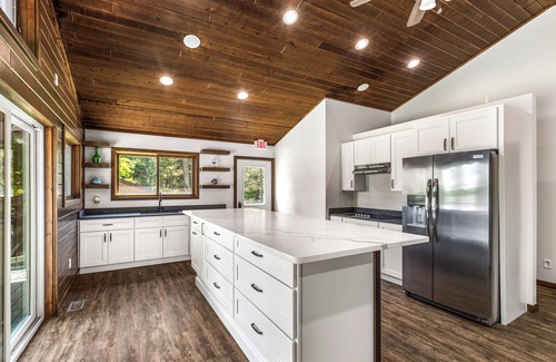 Sarona Cabin | Grumpys Lookout Condo - Upper Unit
