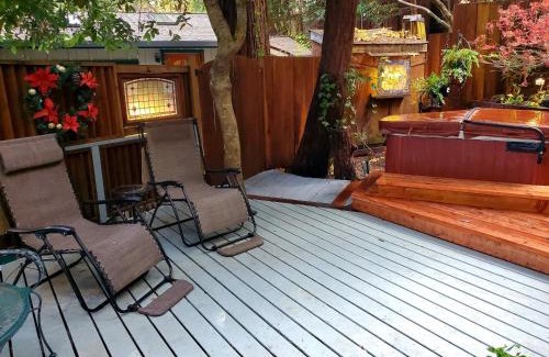 Guerneville House | Guerneville Cottage! Redwoods! Hot Tub! Fire Table! Fast WiFi! Serenity Defined!