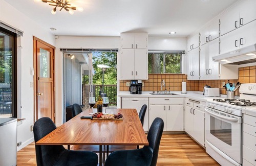 Guerneville House | Guerneville Escape~Timeless Charm Meets Modern Flair w/Redwoods!HtTb/WIFI/Pup